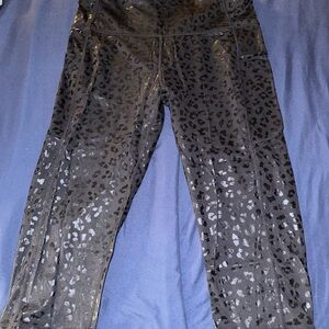 Leopard print cropped leggings